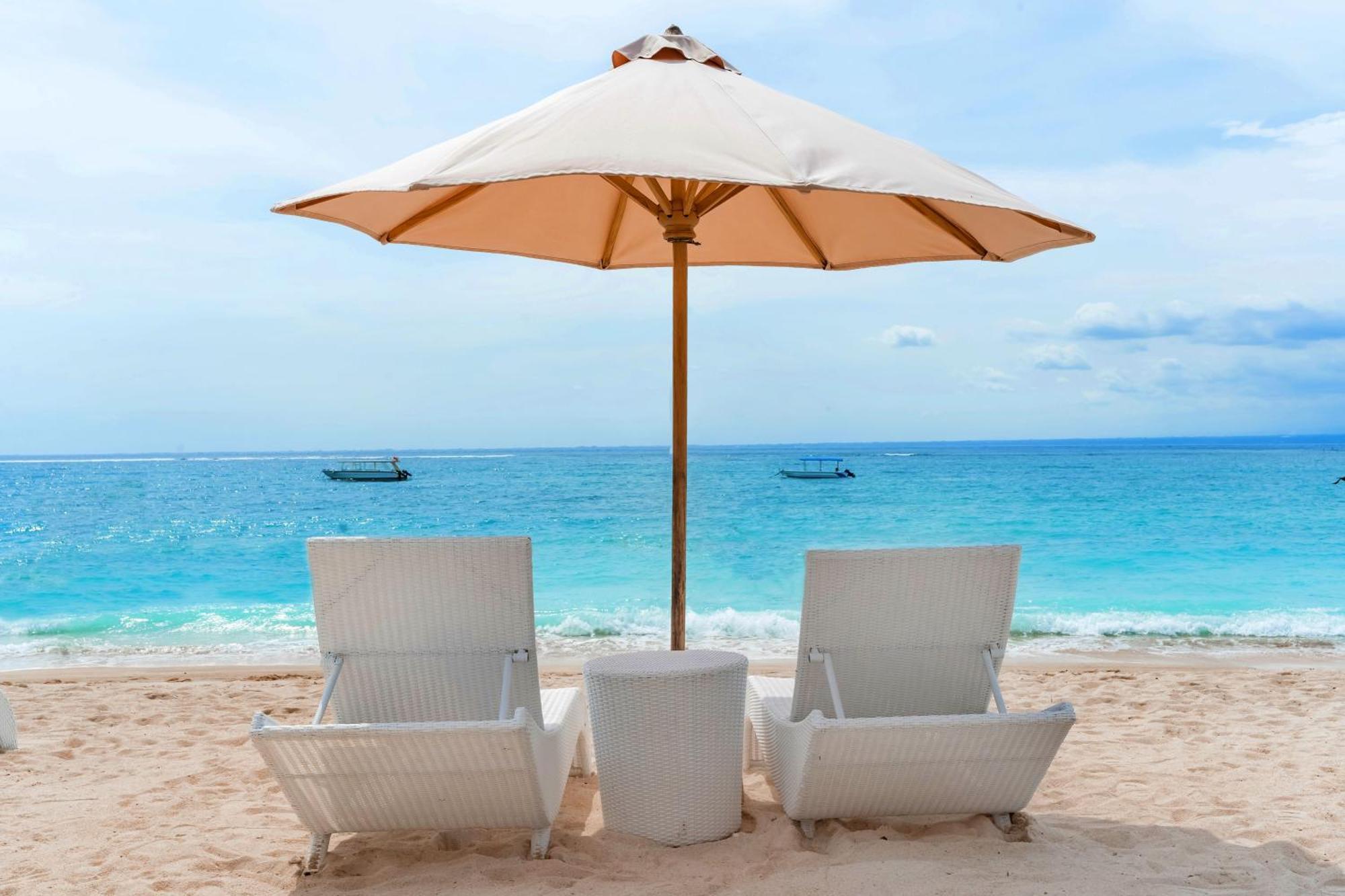 Lembongan Beach Club & Resort Экстерьер фото Beach chairs and umbrella