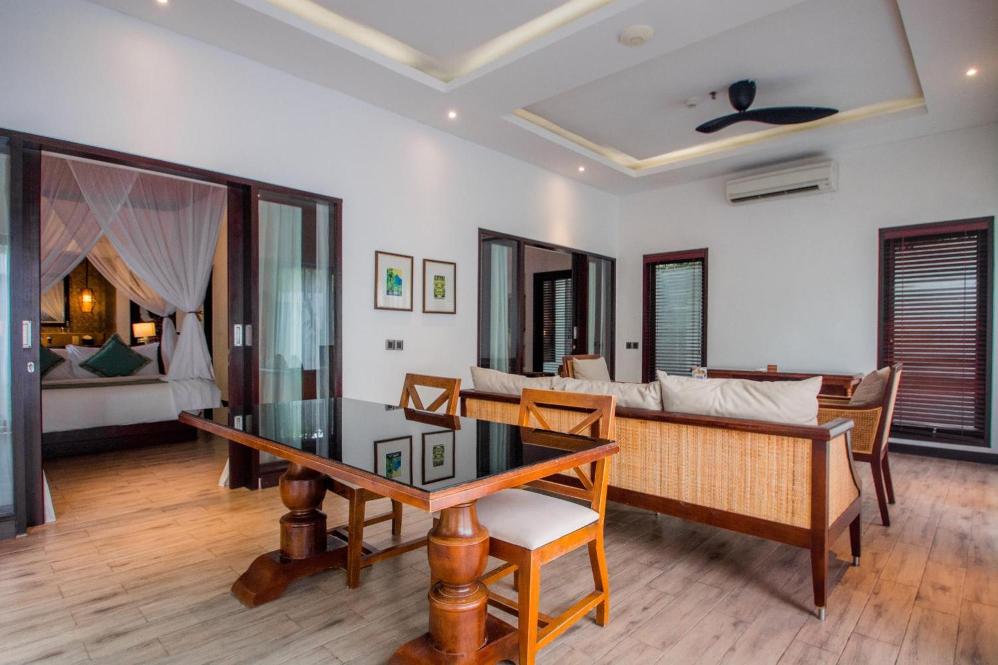 Lembongan Beach Club & Resort Экстерьер фото A living room in a villa at the resort