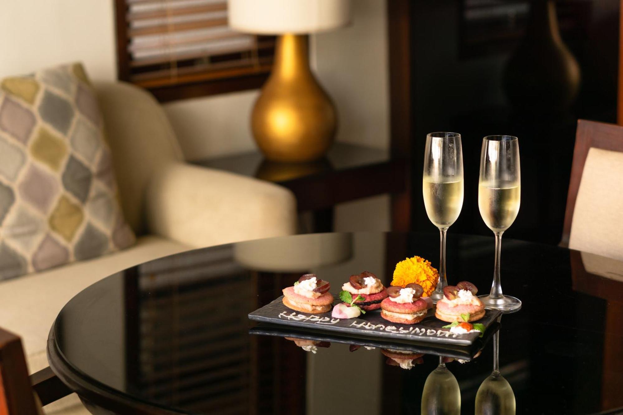 Lembongan Beach Club & Resort Экстерьер фото A butler serving a tray of hors d'oeuvres and champagne